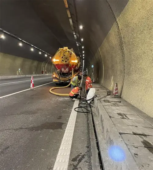 天柱隧道排水渠清淤